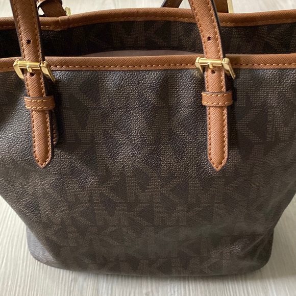 ✨Like New✨ Michael Kors Jet Set Snap Pocket Medium Tote- Brown - Picture 5 of 12